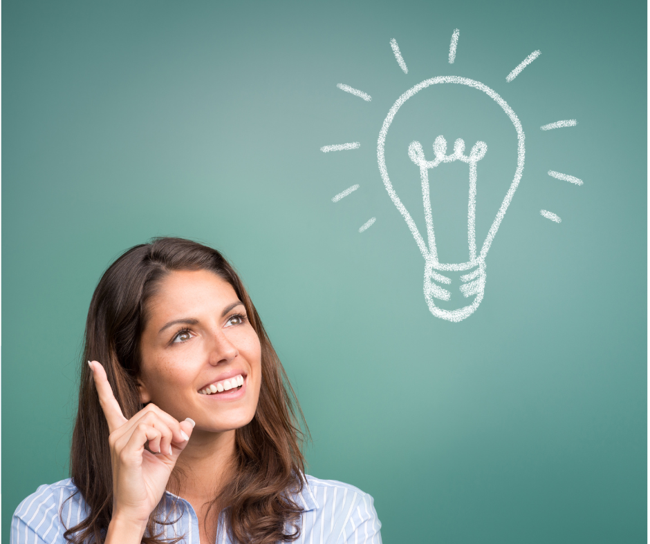 młoda kobieta i żarówka nad jej głową