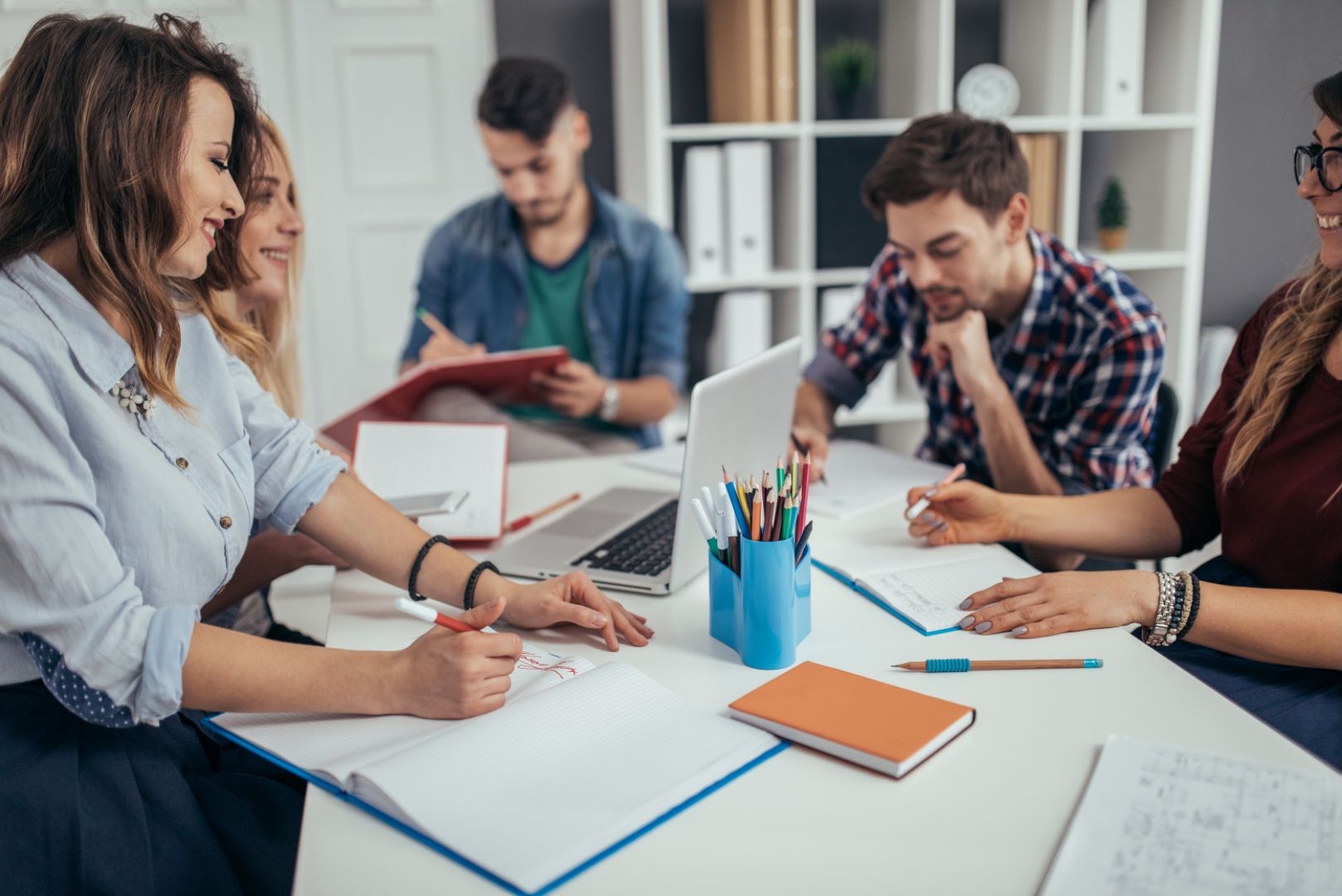 grupa młodych osób pracująca wspólnie 